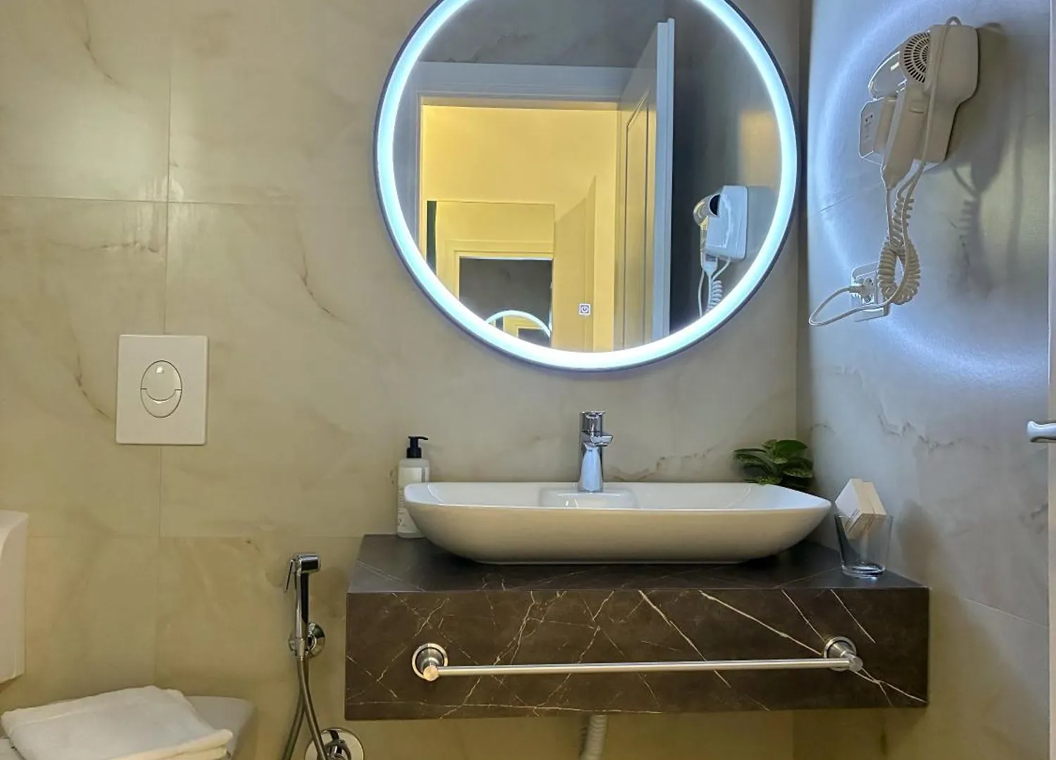Clinton Tirana Inn Albanië